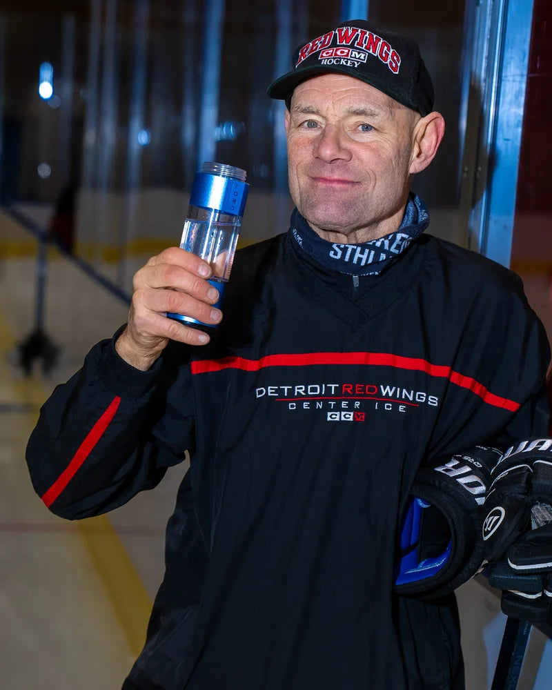 Thomas Storm drikker af sin Nord Hydrogen Bottle i skøjtehallen