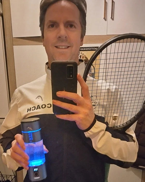 James Mottershead, tennistræner, med sin Nord Hydrogen Bottle og ketsjer
